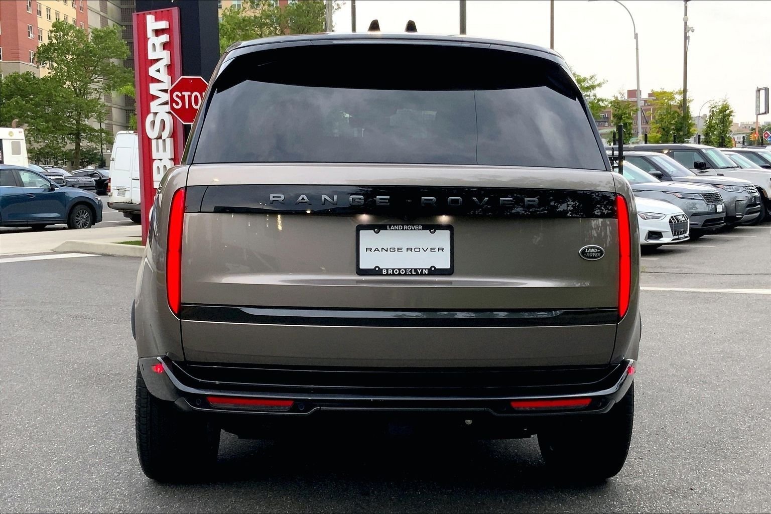 Used 2023 Batumi Gold Premium Metallic Land Rover SE image 4