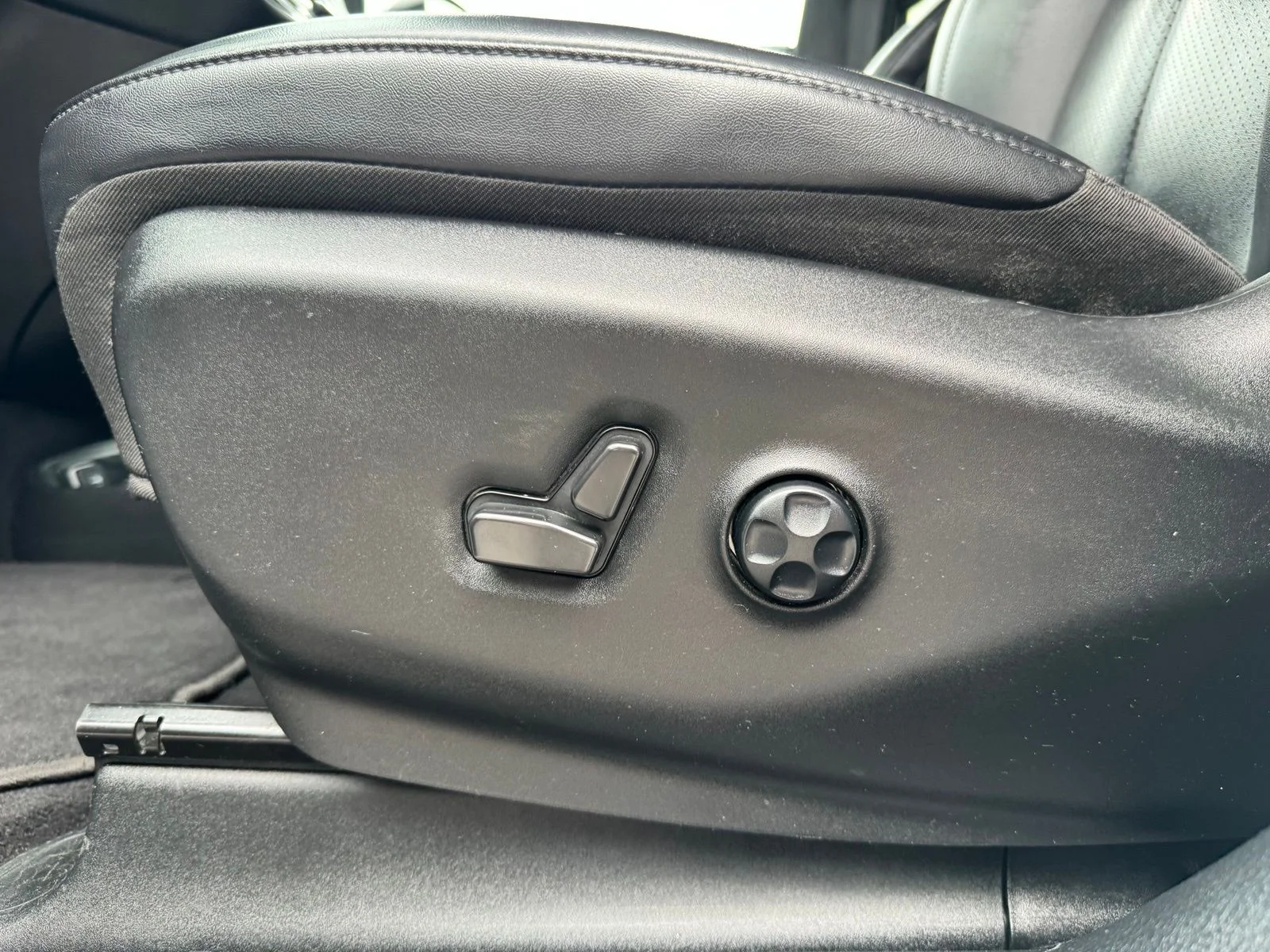Used 2024 White Chrysler Select S Appearance image 16