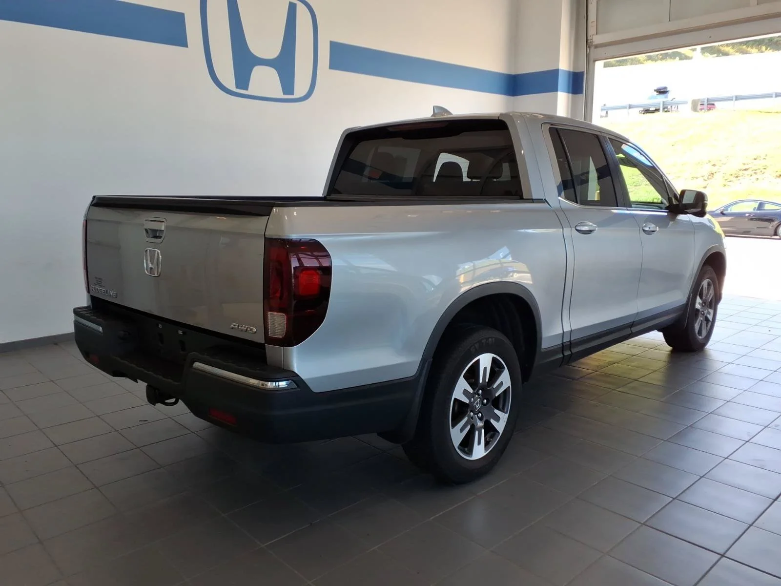 Used 2017 Lunar Silver Metallic Honda RTL-T image 5