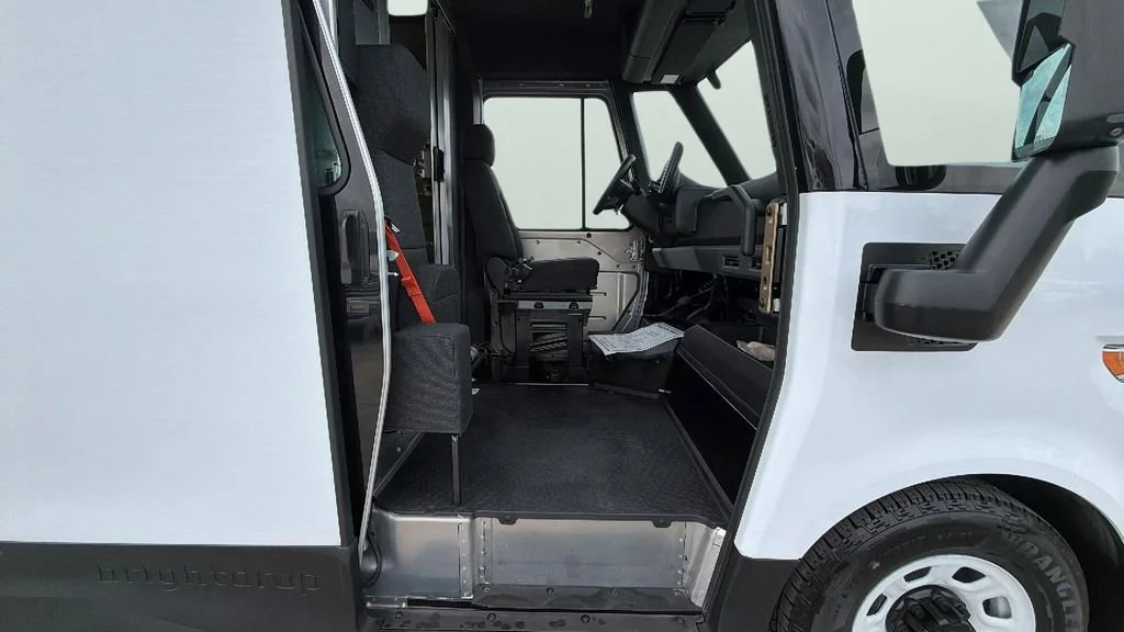 Used 2024 Oyster White BrightDrop EJY image 30