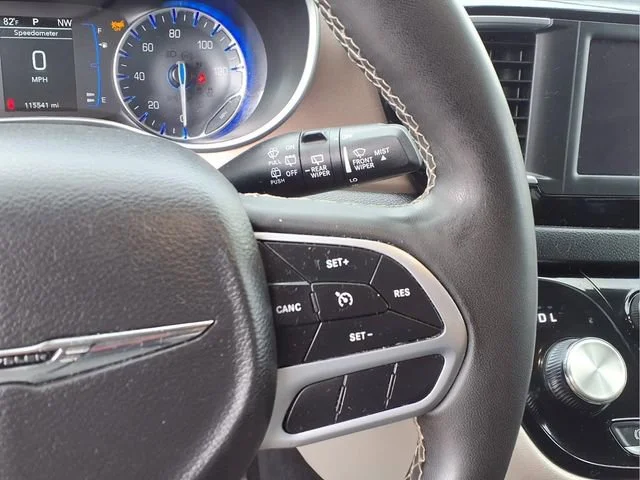 Used 2024  Chrysler LX image 10