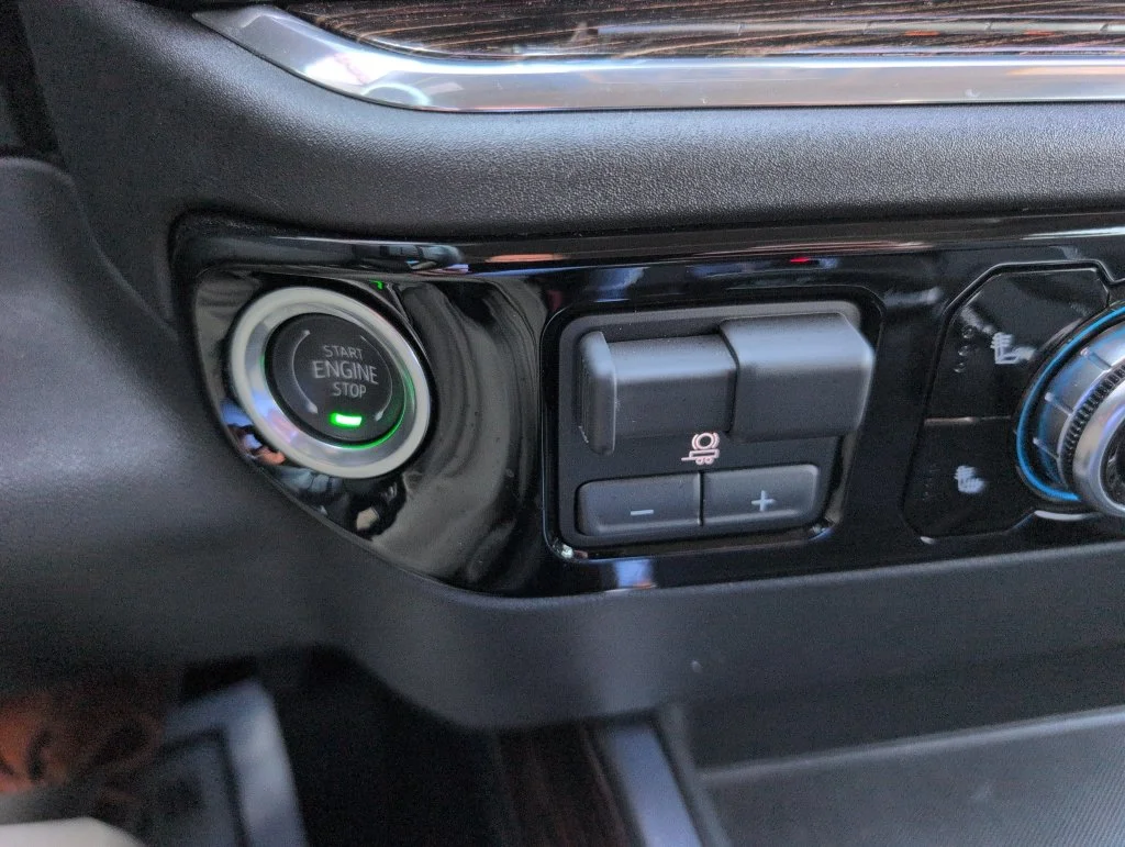Used 2024 White GMC Elevation image 34
