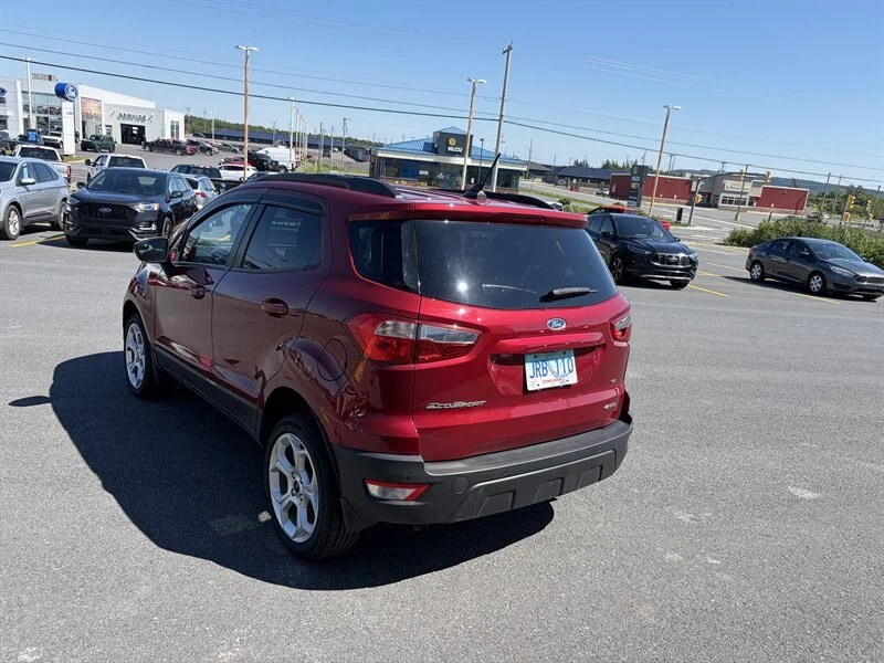 Used 2021 Red Ford SE image 4