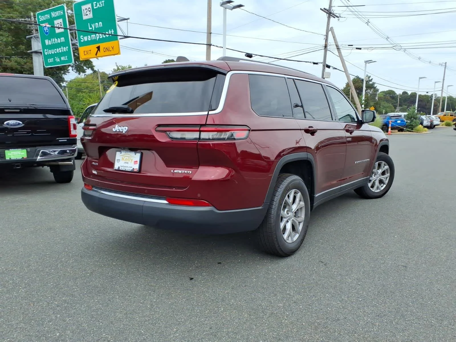 Used 2023 Velvet Red Pearlcoat Jeep Limited image 7
