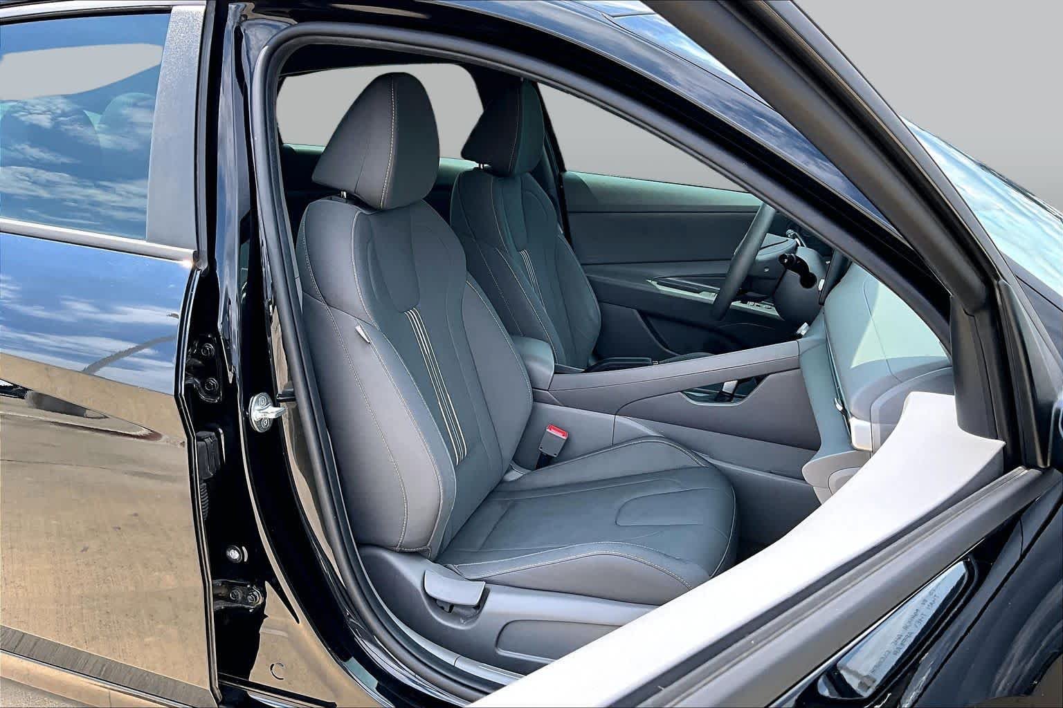 Used 2023 Phantom Black Hyundai SEL image 9