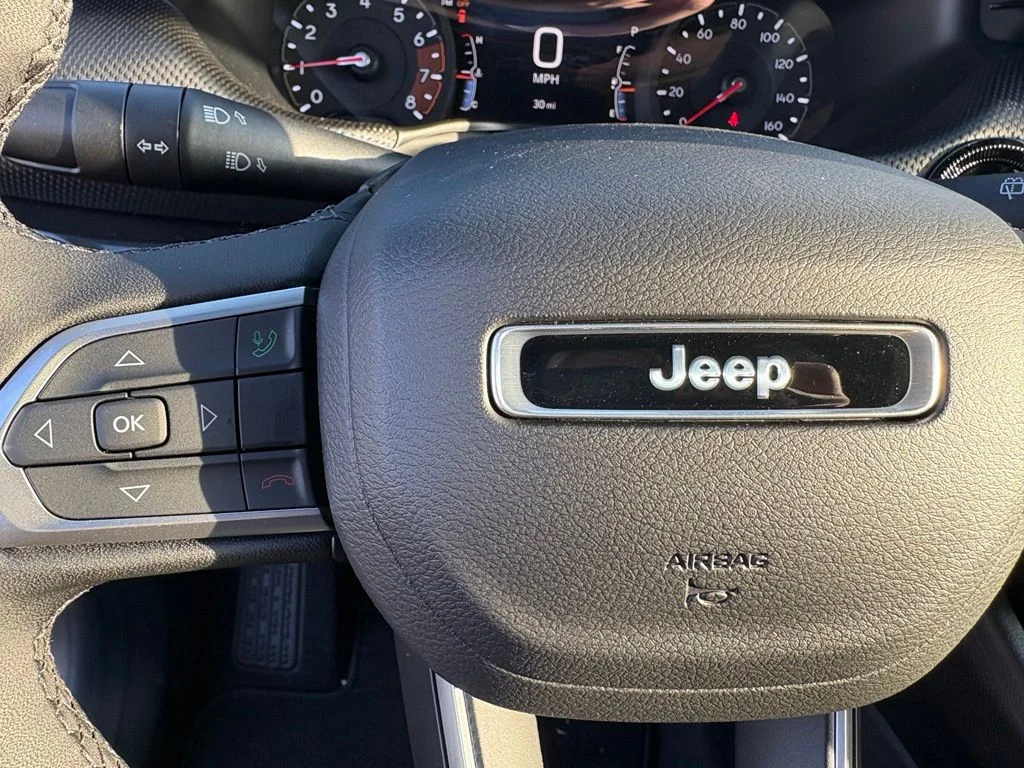 New 2026 Red Hot Pearl-Coat Exterior Paint Jeep Latitude image 19