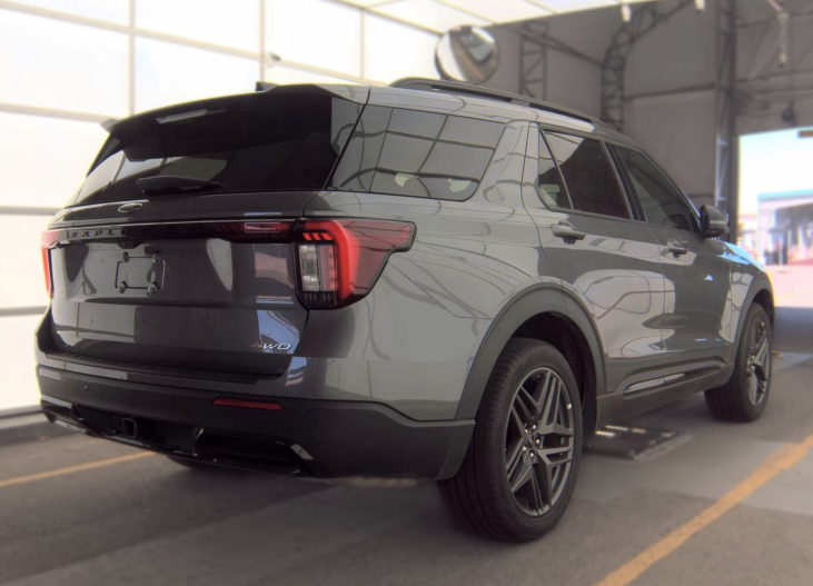 Used 2025 Gray Ford ST-Line image 2