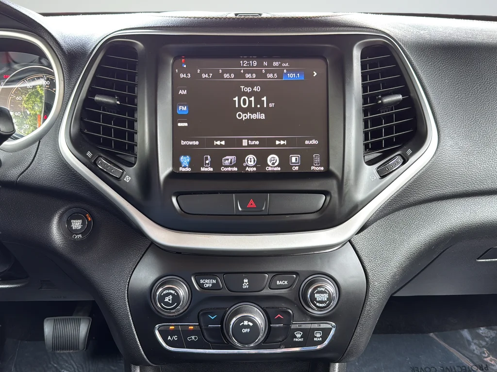 Used 2018 Gray Jeep Latitude Plus image 18