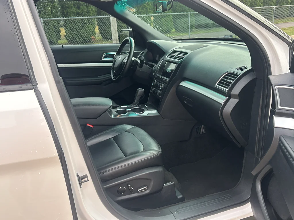 Used 2017 White Platinum Tri-Coat Metallic Ford XLT image 14