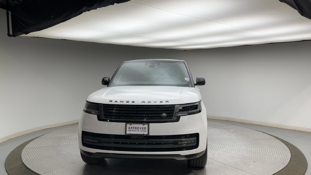 Used 2025  Land Rover SE image 7