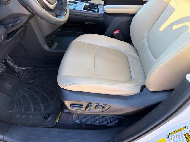 Used 2022 Beige Toyota XLE image 6