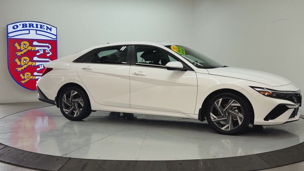 Used 2025 White Hyundai SEL Convenience image 3