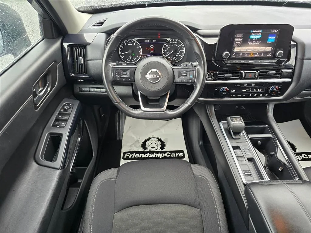 Used 2024 Gray Nissan SV image 3