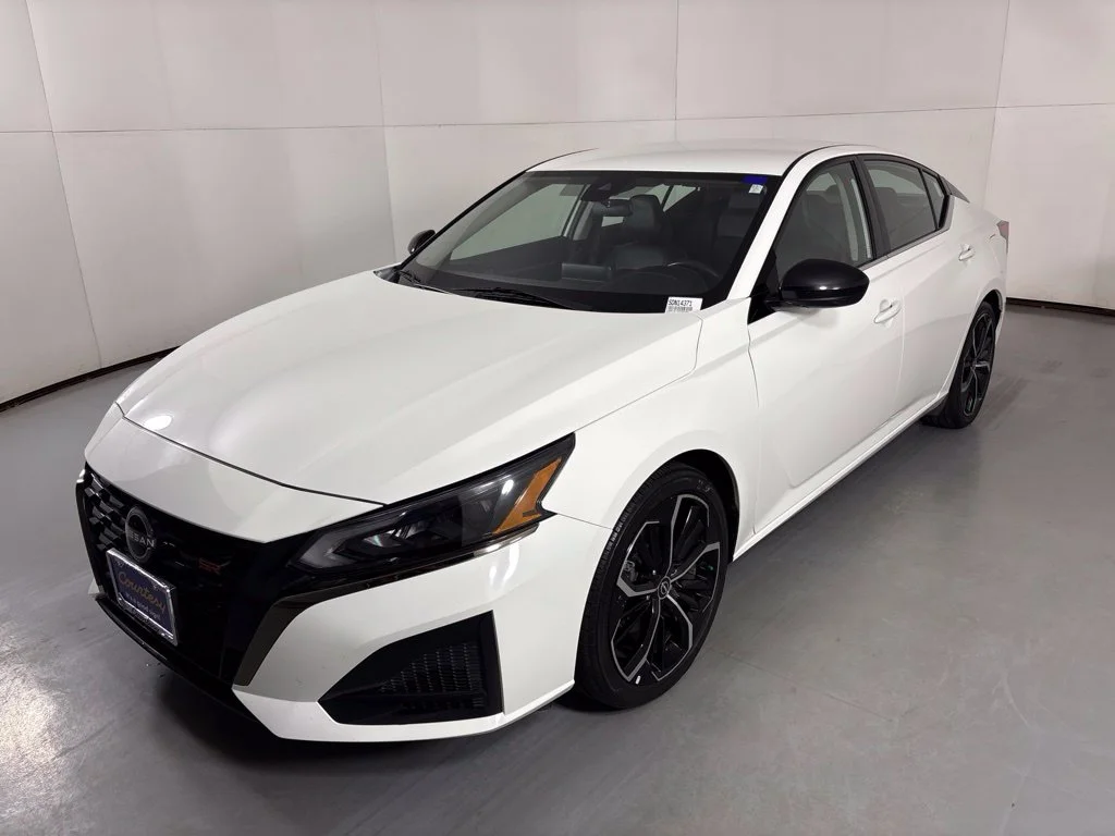 Used 2024 White Nissan 2.5 SR image 4