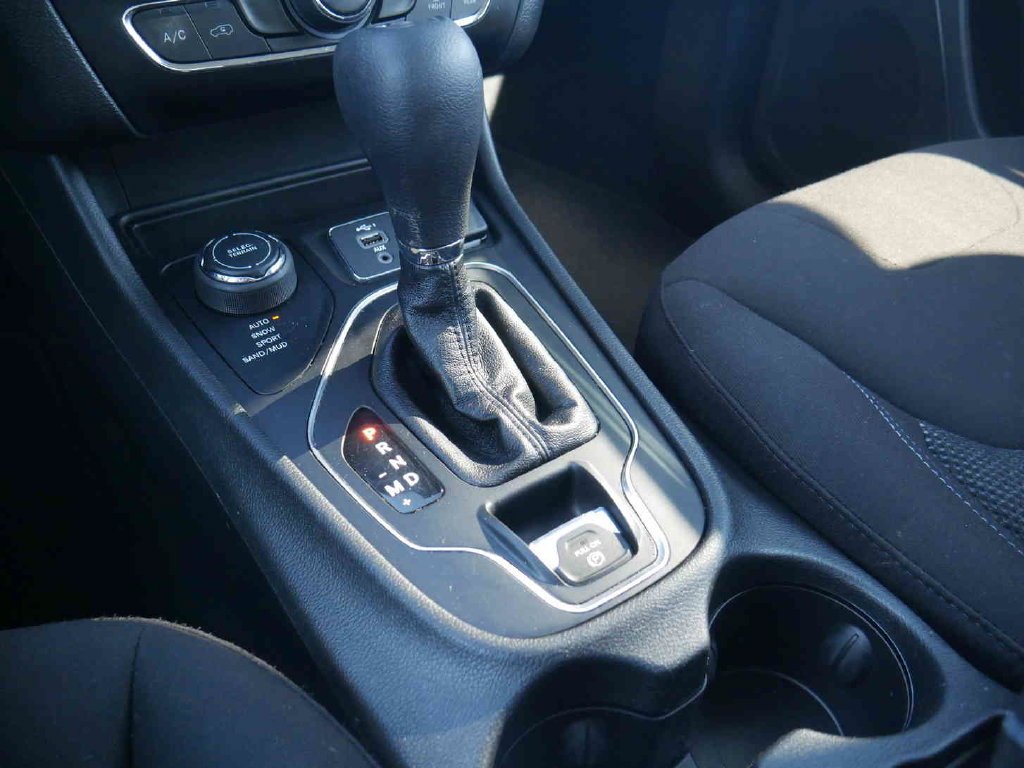 Used 2021 Silver Jeep Latitude image 24