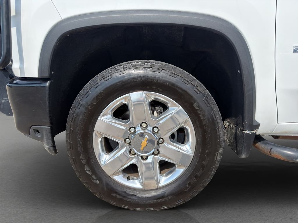 Used 2022 White Chevrolet Custom image 21