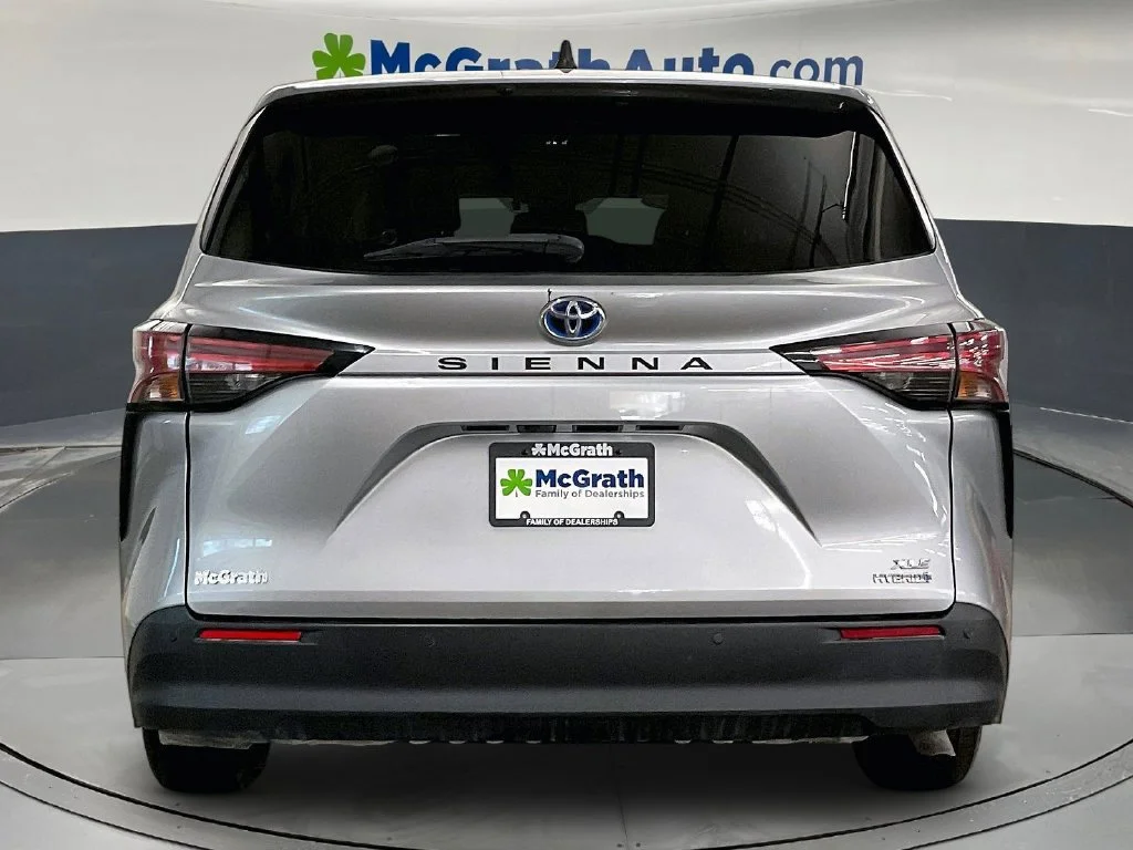 Used 2021 Silver Toyota XLE image 6