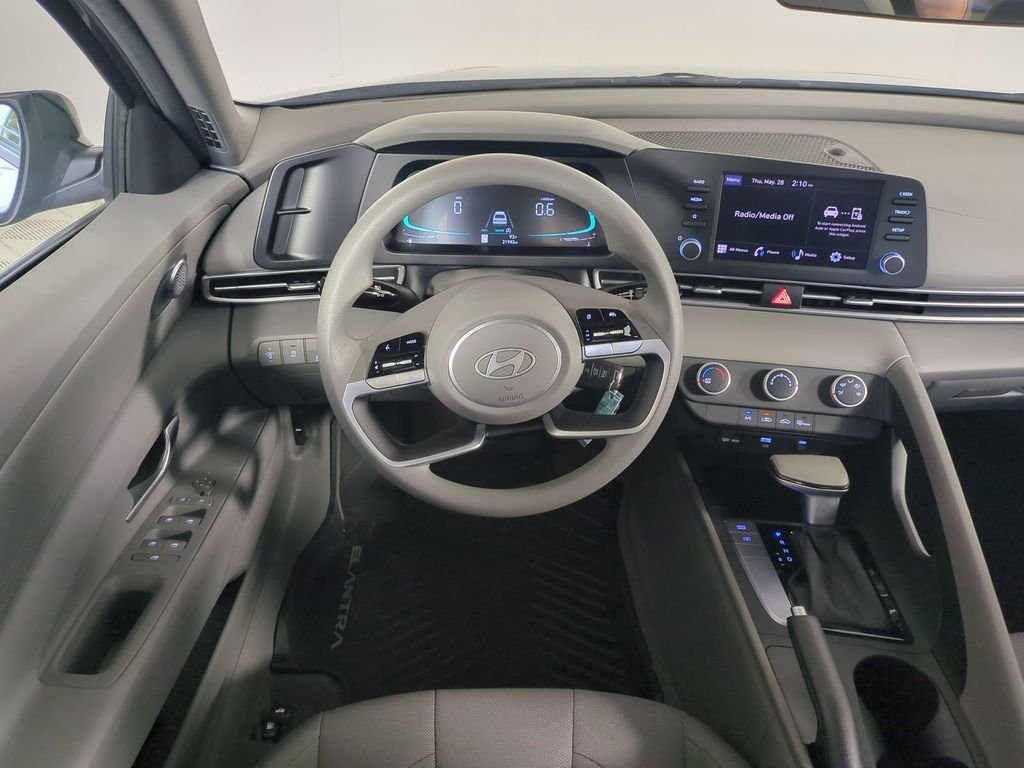 2025 Hyundai Elantra SE - Photo 17