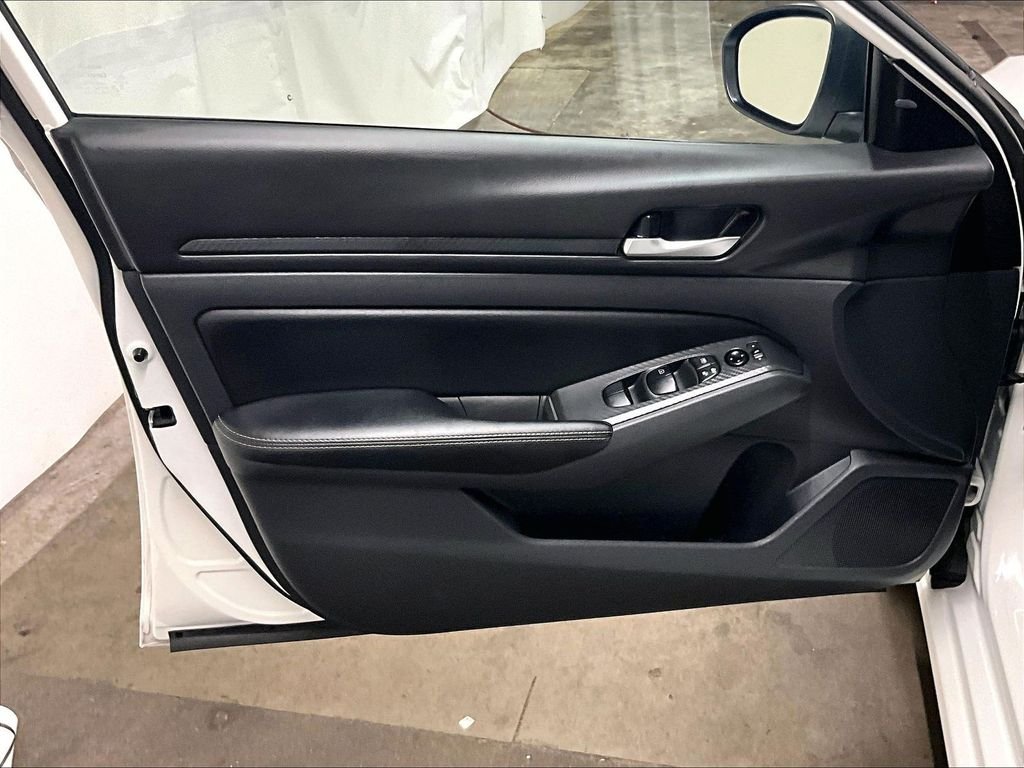Used 2025 White Nissan 2.5 SV image 9