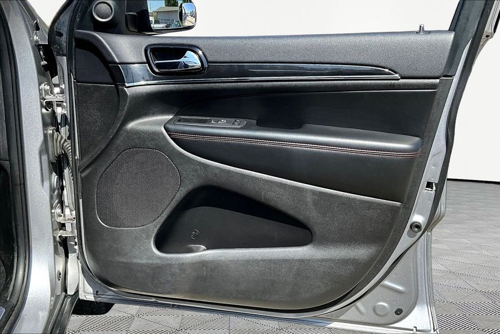 Used 2019 Silver Jeep Trailhawk image 29