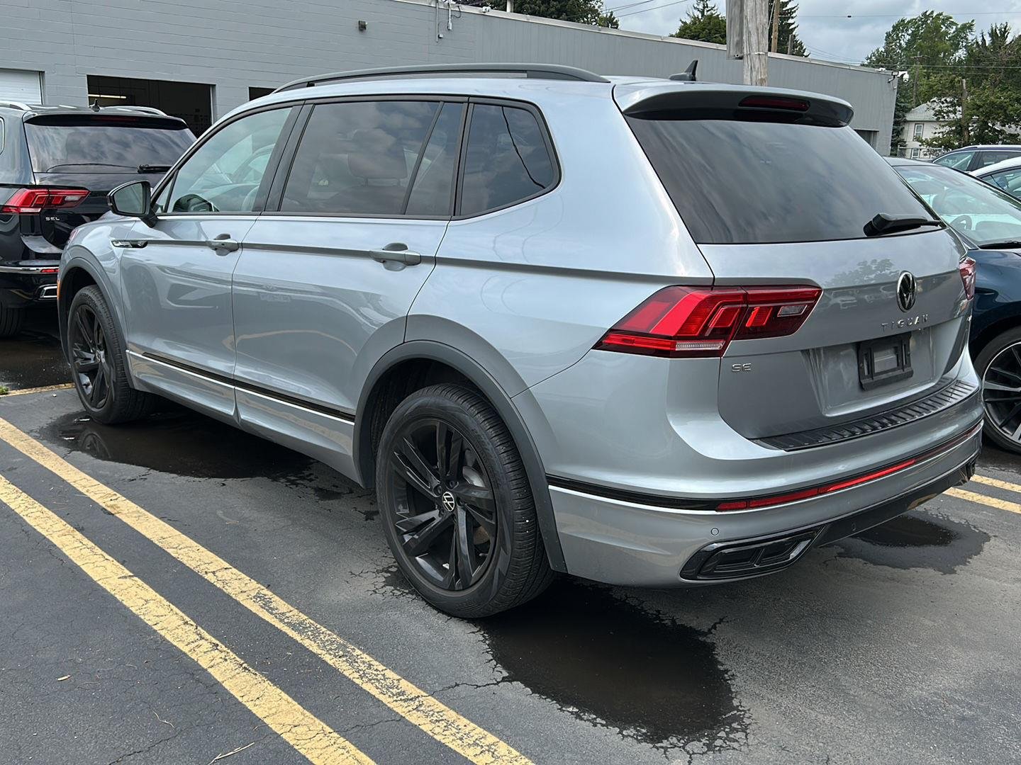 Used 2023 Pyrite Silver Metallic Volkswagen SE R-Line Black image 3