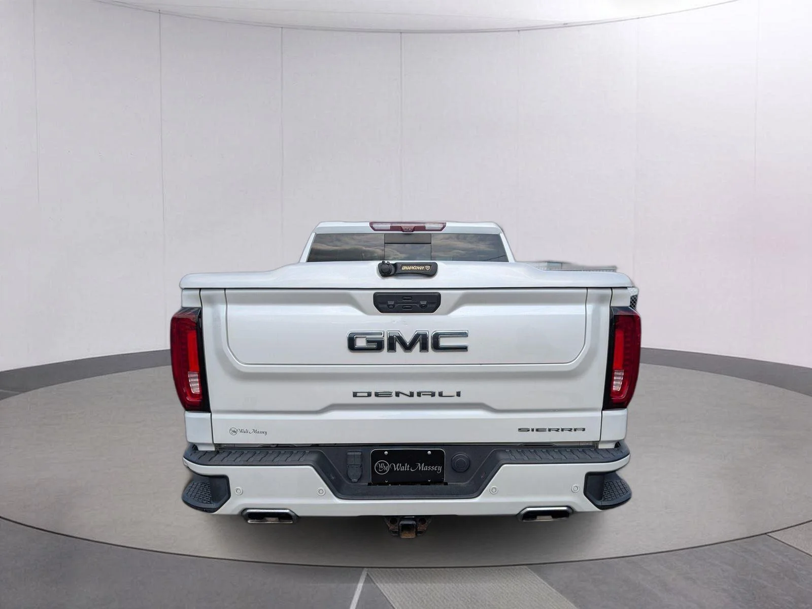 Used 2023 White Frost Tricoat GMC Denali Ultimate image 4