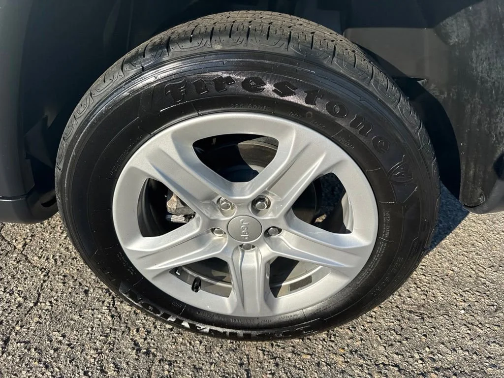Used 2024  Jeep Sport image 28