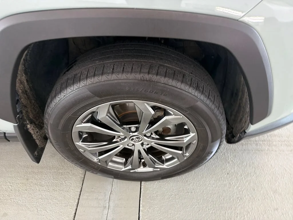 Used 2022 Lunar Rock Toyota Hybrid XLE Premium image 4