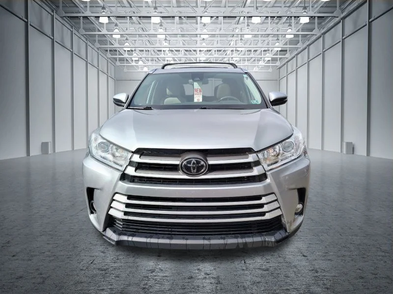 Used 2018 Silver Toyota XLE image 2