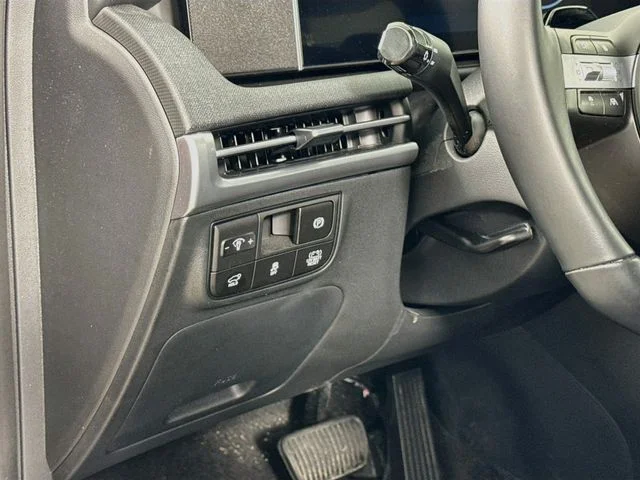Used 2025 Red Hyundai SEL Convenience image 10