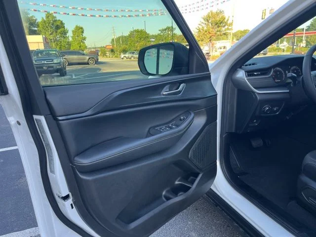 New 2026 Bright White Clear-Coat Exterior Paint Jeep Laredo X image 5