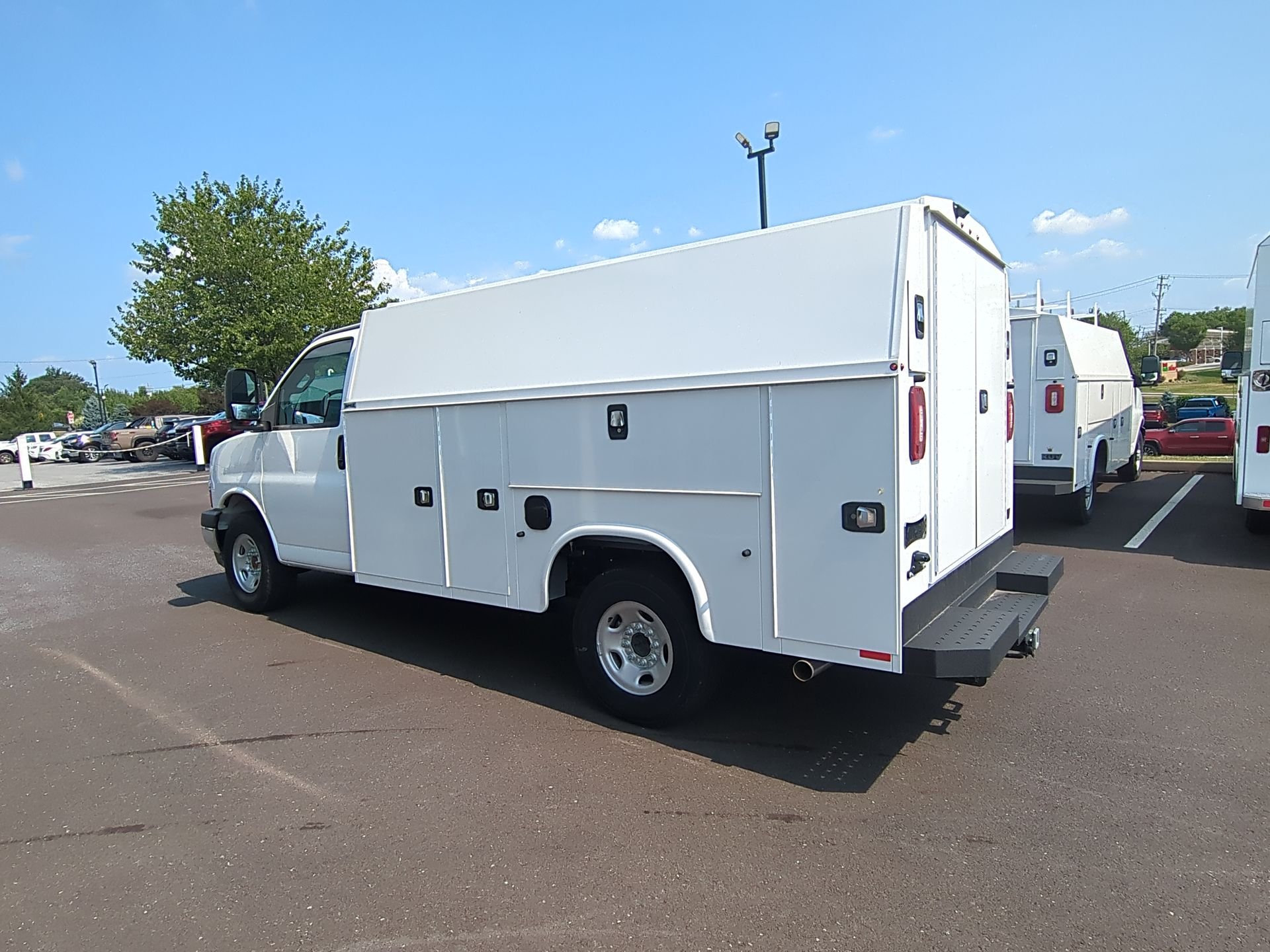 New 2025 Summit White Chevrolet 1WT image 40