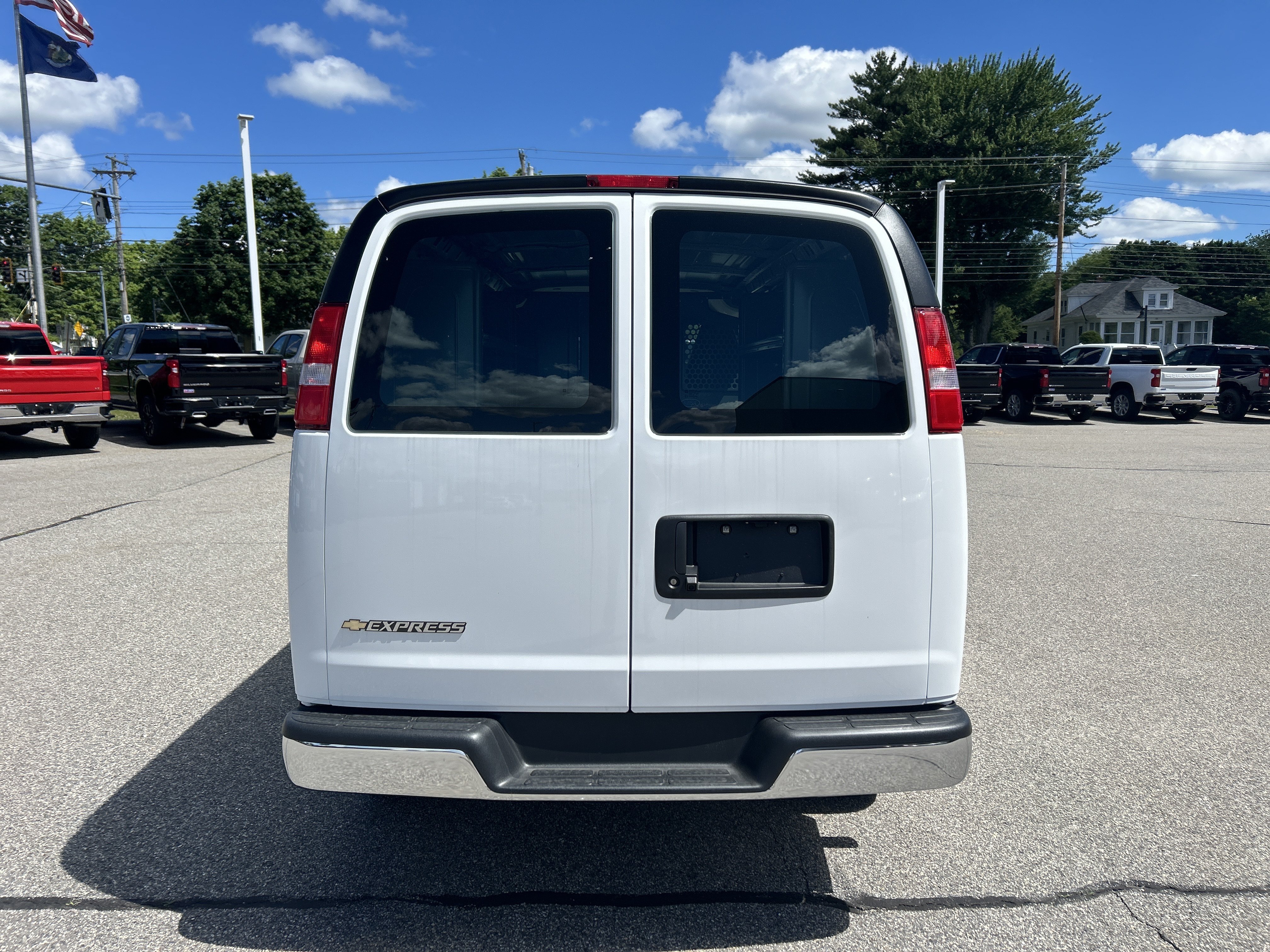 New 2026 Summit White Chevrolet WT image 4