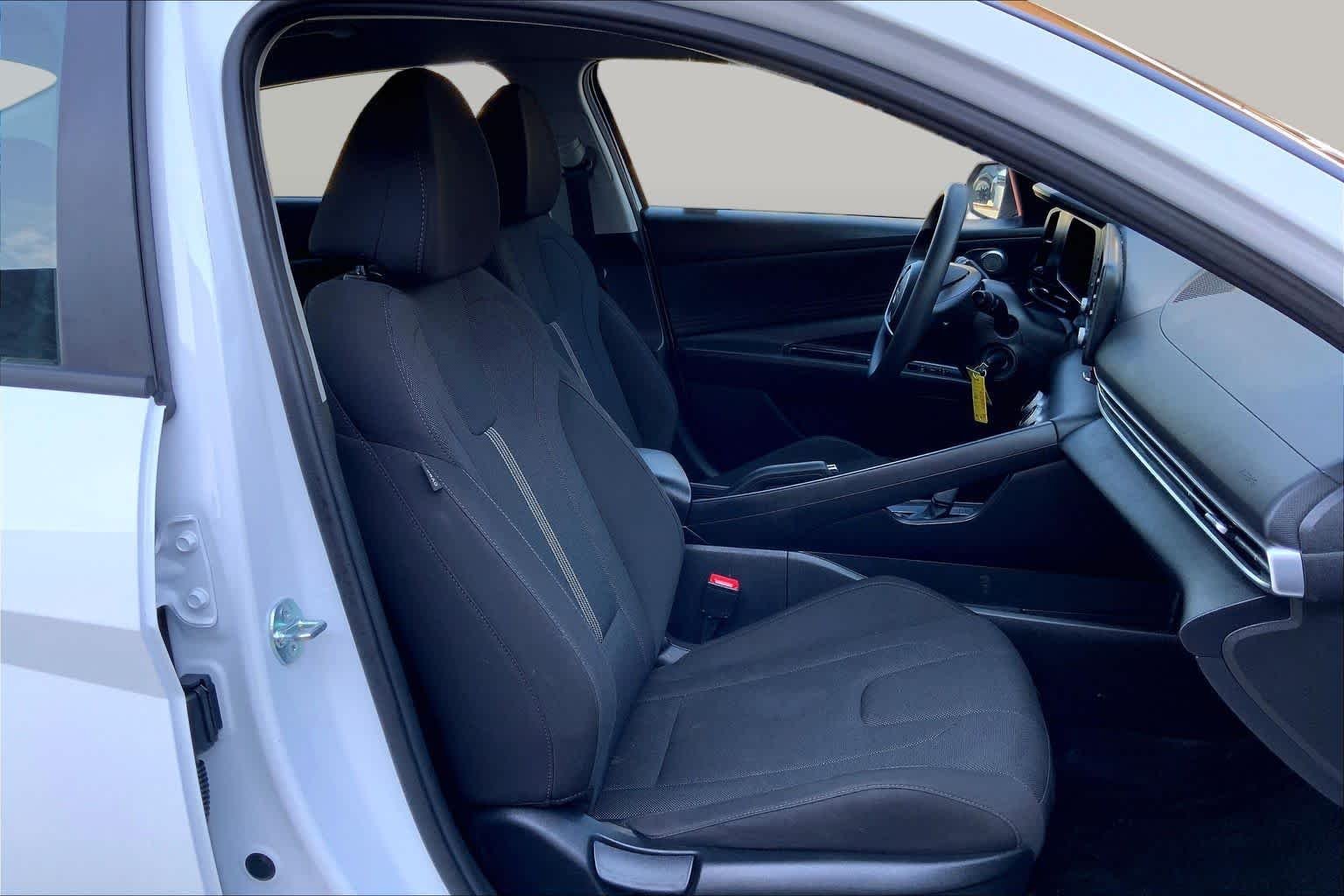 Used 2025 Serenity White Hyundai SE image 9