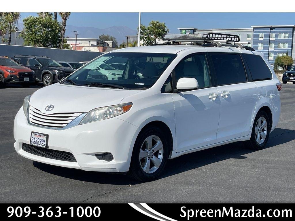 2017 Toyota Sienna LE V6 7-Passenger Access Seat's photo