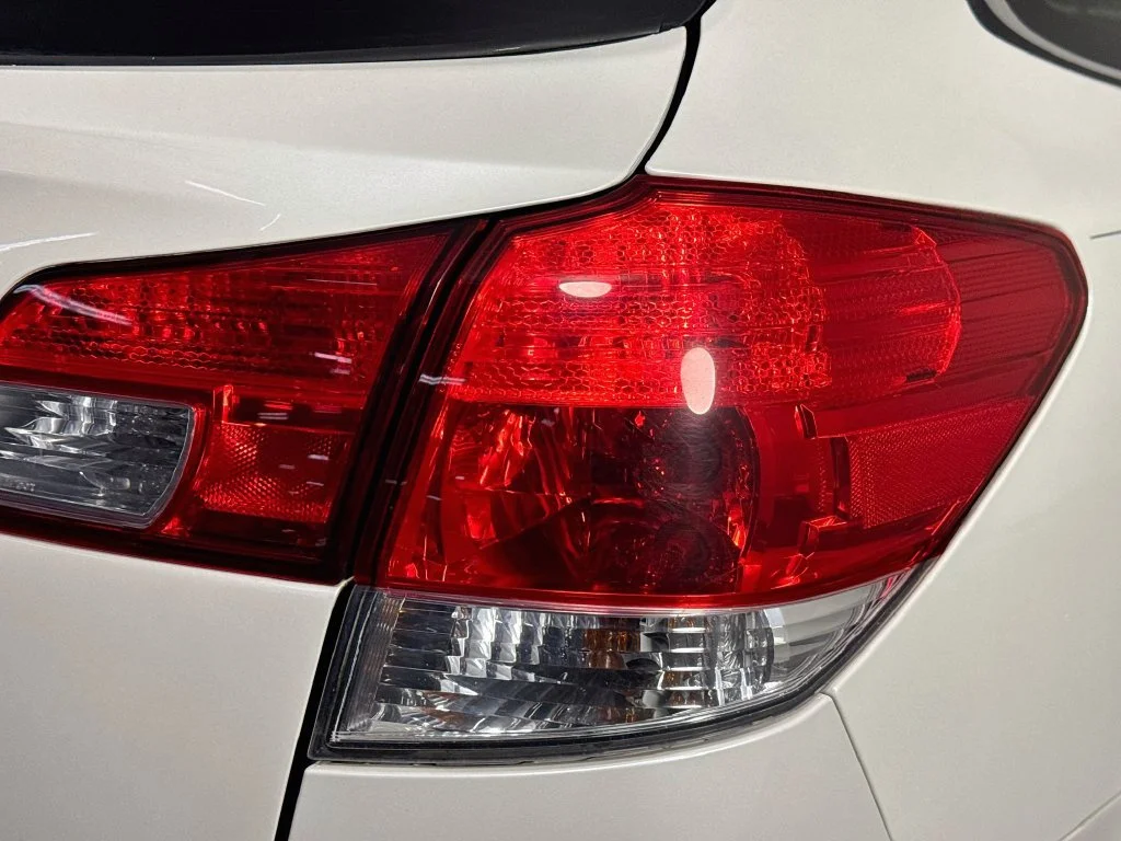 Used 2014 White Subaru 2.5i image 33