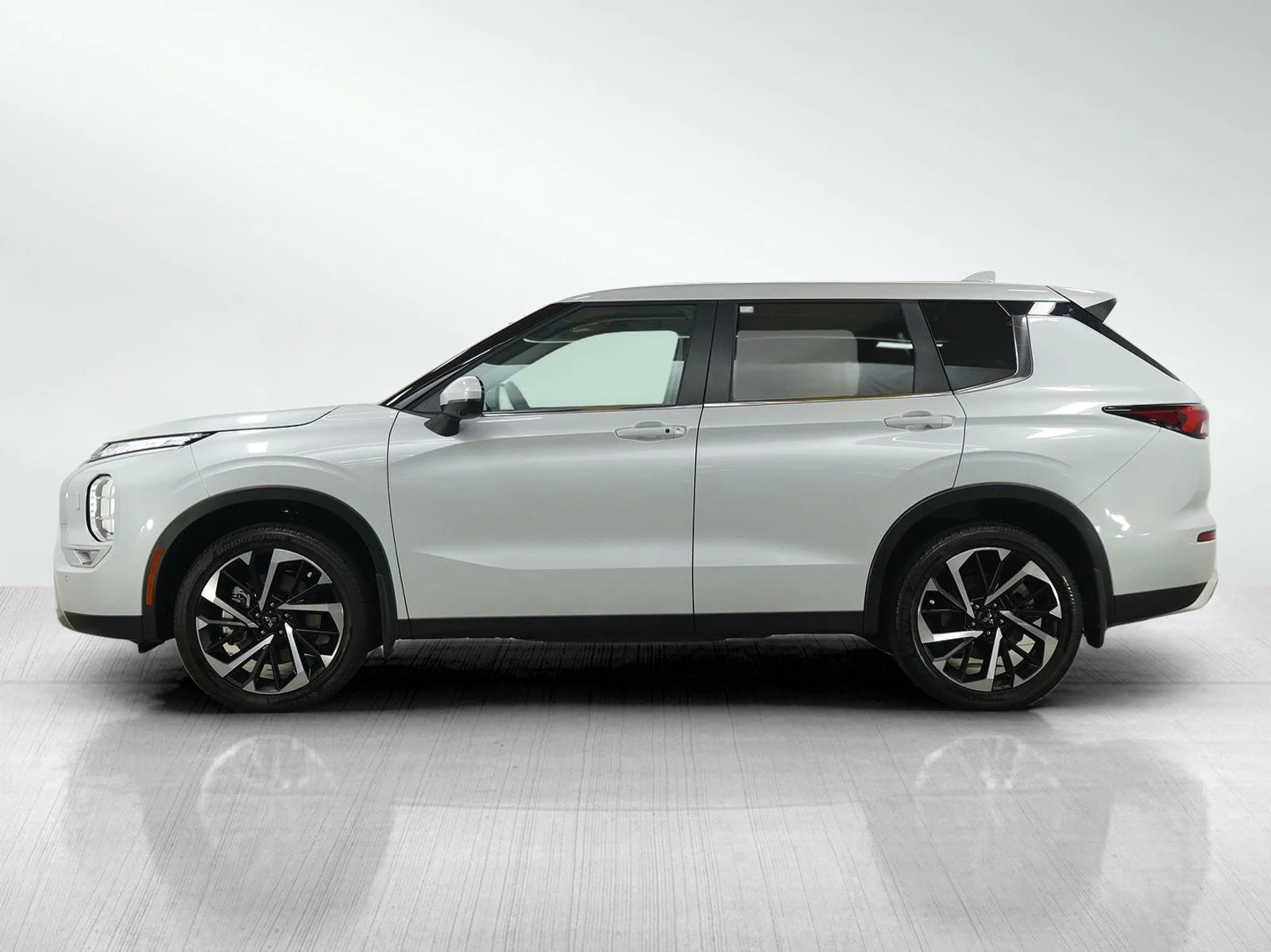 Used 2023 Mitsubishi Outlander SE with VIN JA4J4UA88PZ062153 for sale in Burnsville, Minnesota