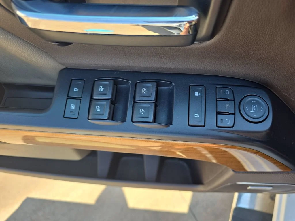 Used 2018 SUMMIT WHITE Chevrolet LTZ image 29