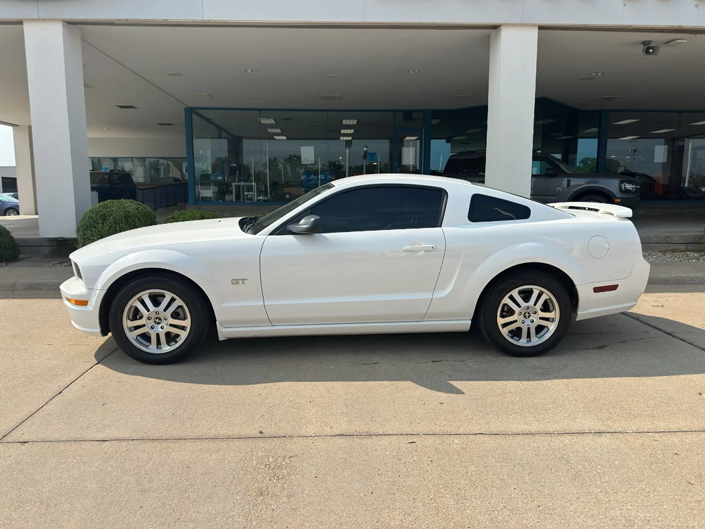 Used 2006 Performance White Clearcoat Ford GT Premium image 11