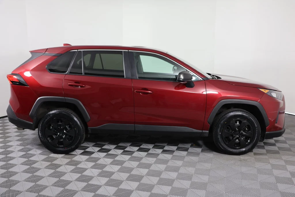 Used 2022 Pearl Toyota LE image 9