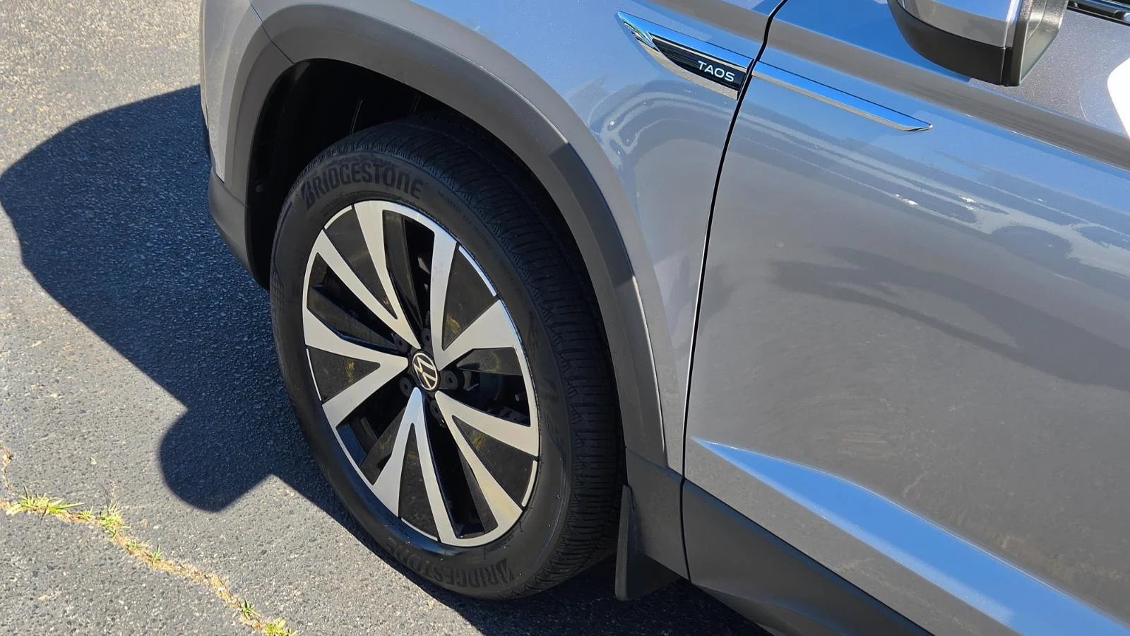 Certified Used 2023 Pyrite Silver Metallic Volkswagen SE image 17