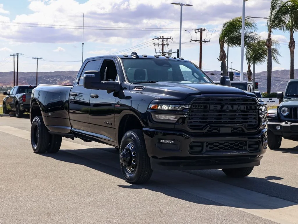 New 2026 Diamond Black Crystal Pearl-Coat Exterior Paint RAM Big Horn Night Edition image 1
