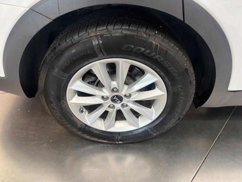 Used 2019 White Kia LX image 9