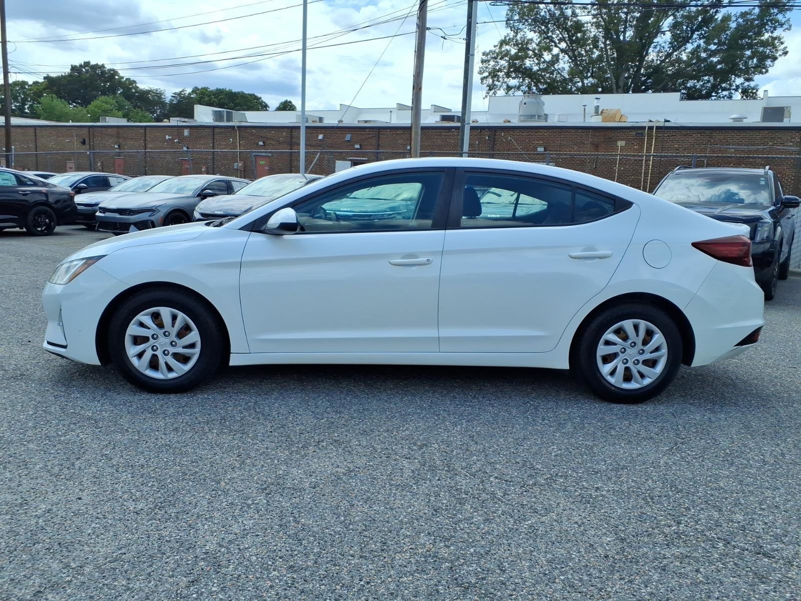 Used 2019 Quartz White Pearl Hyundai SE image 19