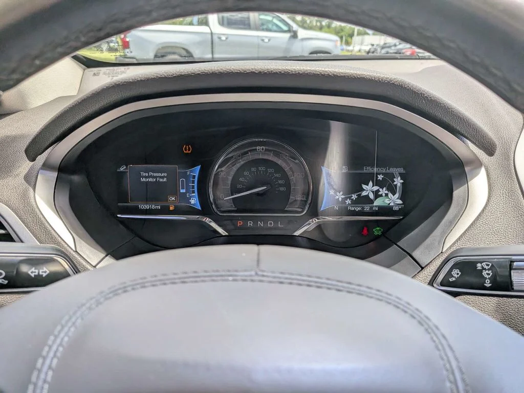 Used 2017 White Lincoln Premiere image 26