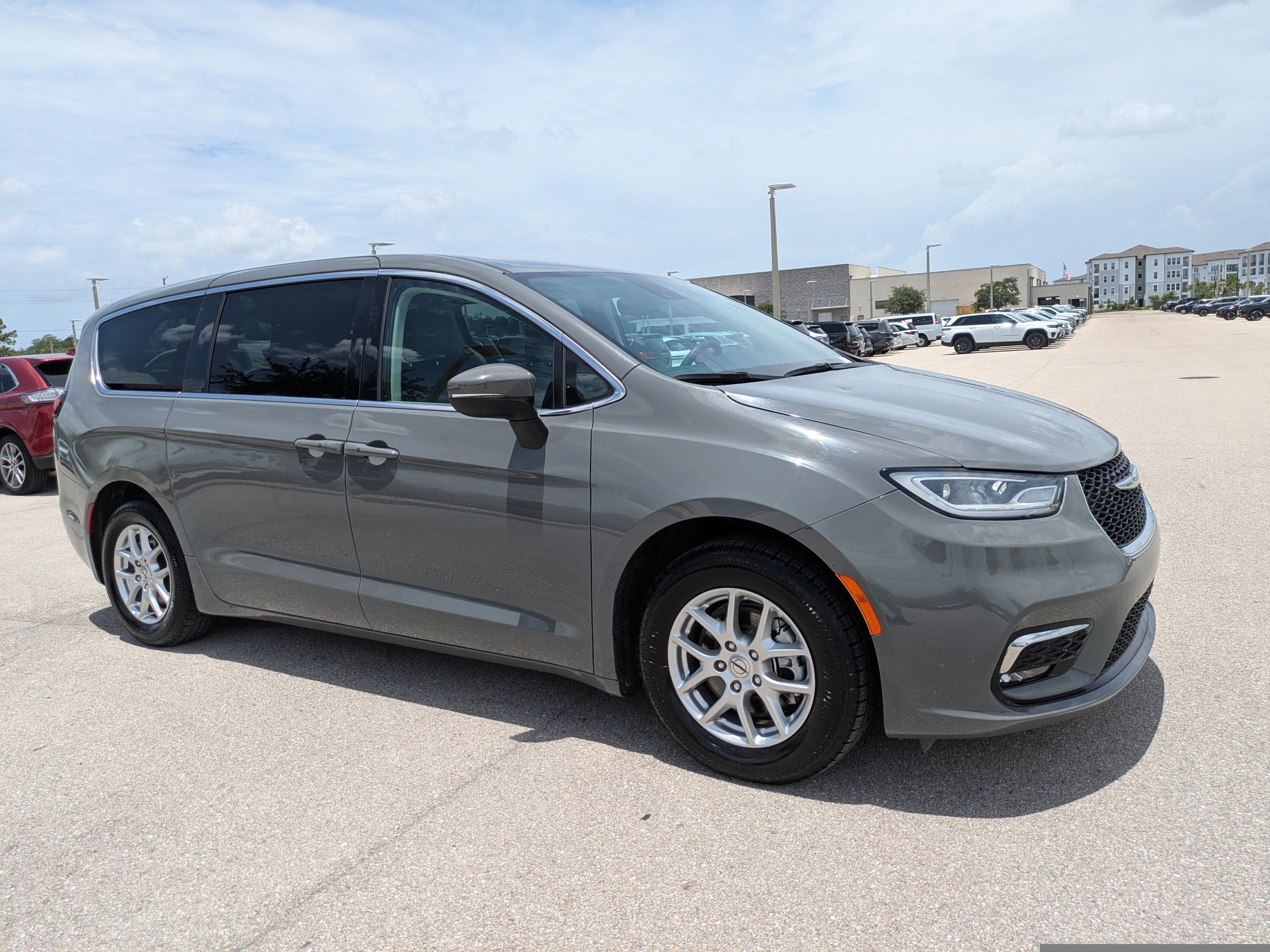 2023 Chrysler Pacifica Touring L's photo