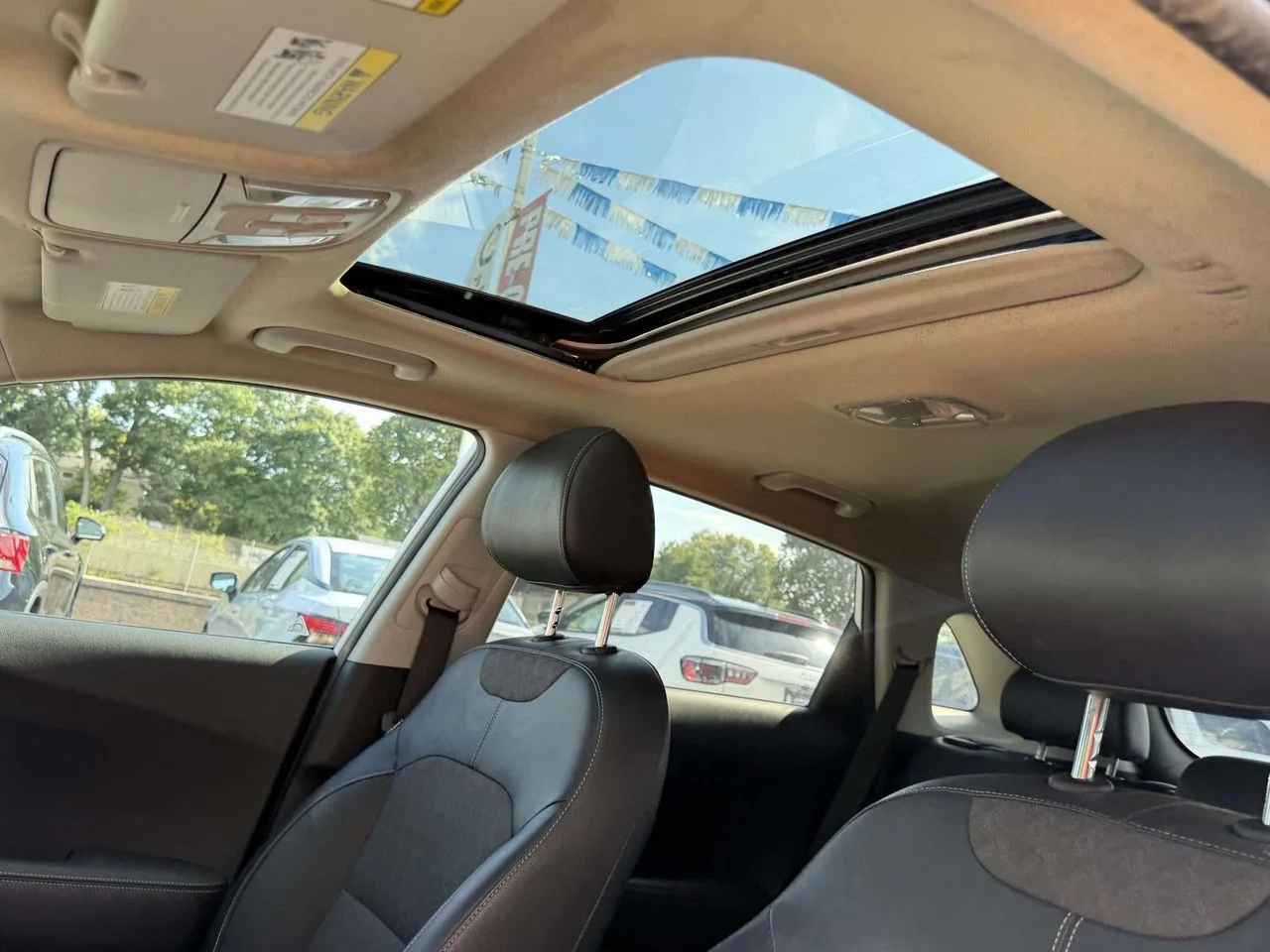 Used 2017 Snow White Pearl Kia EX image 17