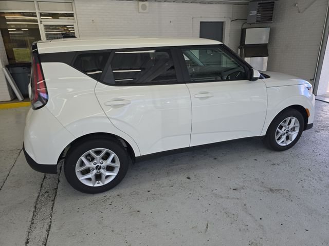 Used 2025  Kia LX image 6