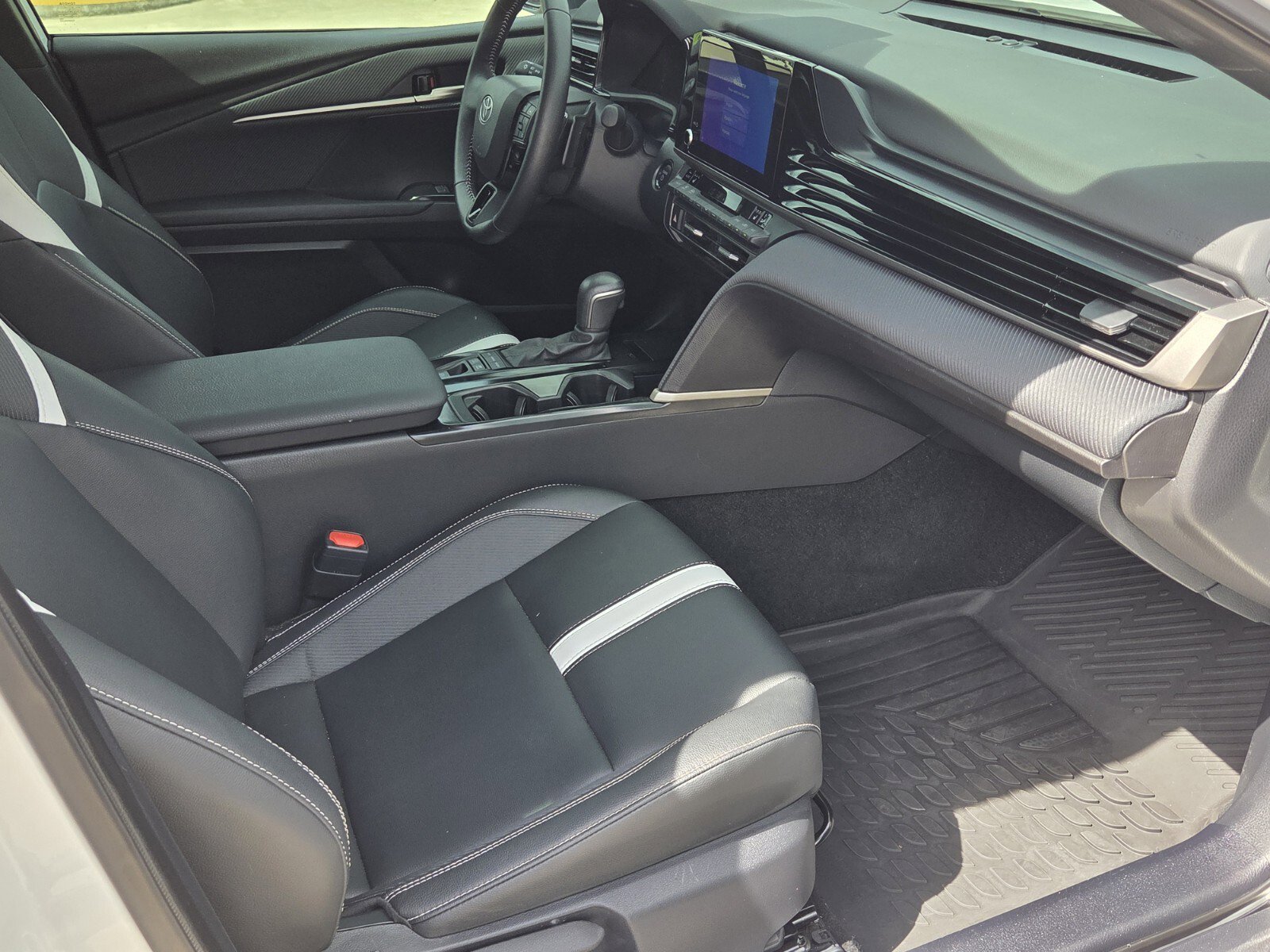 Used 2025 Ice Cap Toyota SE image 11