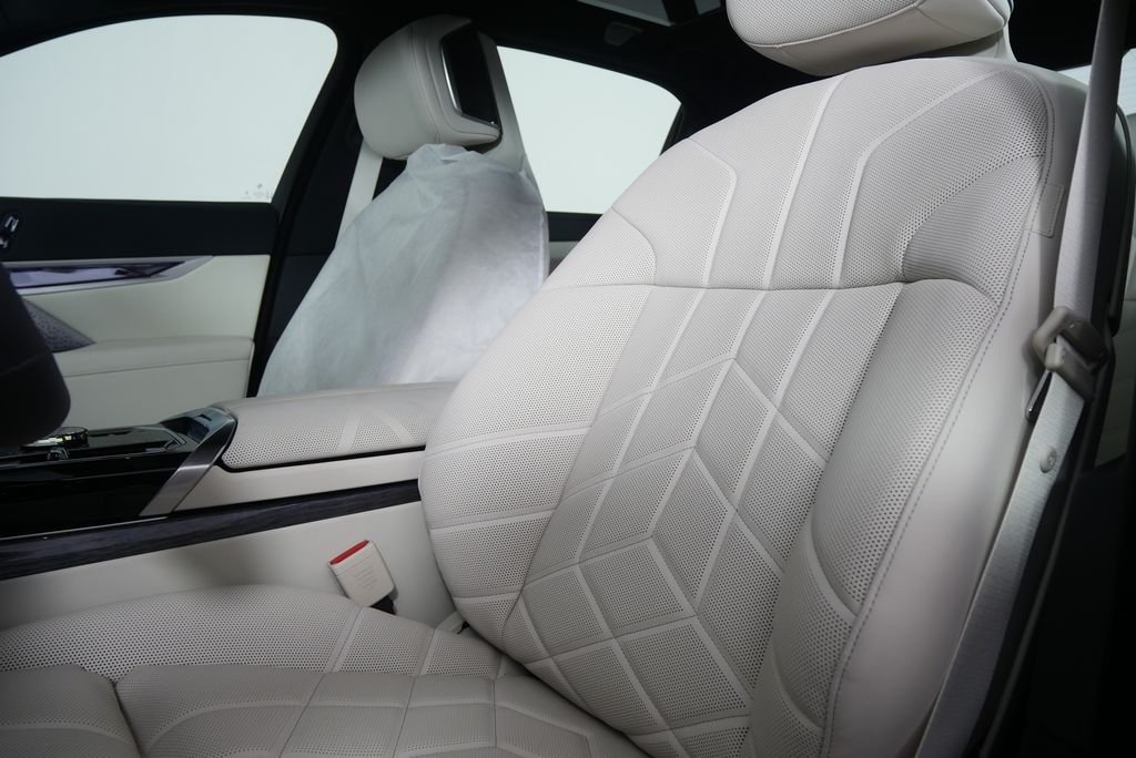 2026 BMW 7 Series 750e - Photo 11